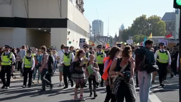 Londyn Września 2019 Linia Funkcjonariuszy Policji Powoli Wyprzedza Marsz Rebelii — Wideo stockowe