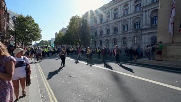 Лондон Сентября 2019 Марш Протеста Против Вымирания Приближается Сенотафу Уайтхолл — стоковое видео