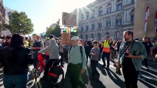 2019年9月20日 抗议组织者在怀特霍尔 Whitehall 排除障碍 让观众通过塞诺塔 Cenotaph — 图库视频影像