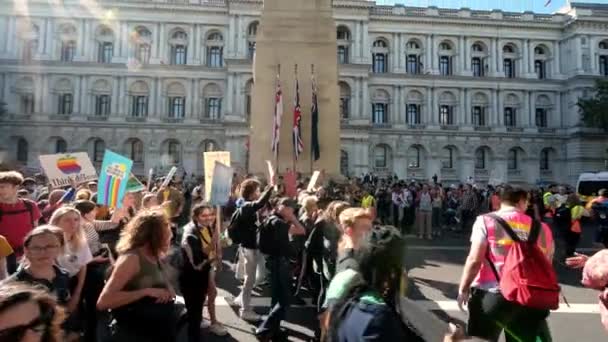 Лондон Сентября 2019 Года Марш Восстания Вымирания Проходящий Мимо Кенотафа — стоковое видео