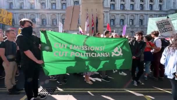 Londres Setembro 2019 Manifestantes Mudança Climática Levantam Uma Bandeira Frente — Vídeo de Stock