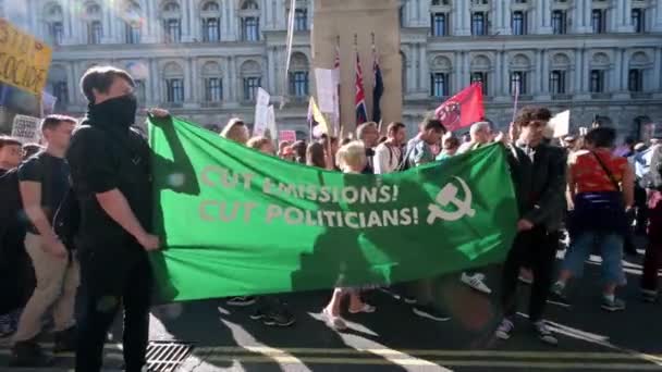 Londen September 2019 Demonstranten Van Klimaatverandering Voeren Een Spandoek Langs — Stockvideo