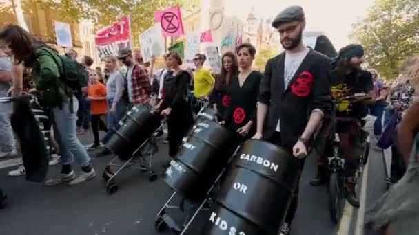ロンドン 2019年9月20日 ロンドンのホワイトホールで行進中に黒い樽をベビーカーに押し込む絶滅の反乱抗議者 — ストック動画