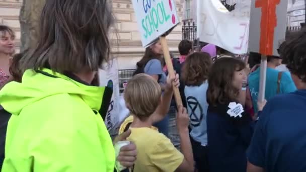 Londres Septiembre 2019 Niños Sosteniendo Pancartas Protesta Cantando Una Marcha — Vídeo de stock