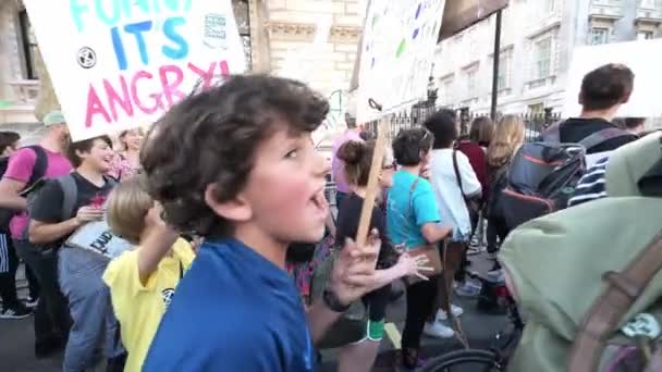 ロンドン 9月20 2019 絶滅の反乱行進で抗議プラカードを持つホワイトホールを行進する子供たちと一緒に — ストック動画
