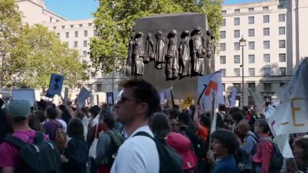 2019年9月20日 在伦敦白厅 Whitehall 举行的起义抗议者游行经过第二次世界大战妇女纪念碑 — 图库视频影像