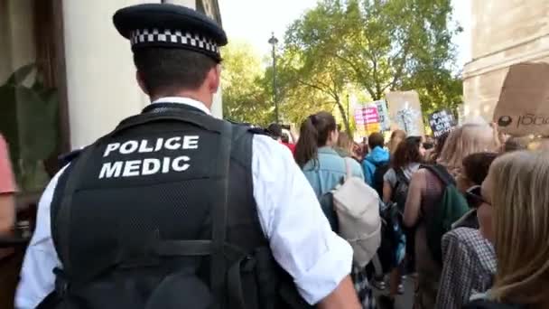 London September 2019 Folgt Einem Polizeisanitäter Auf Seinem Weg Durch — Stockvideo