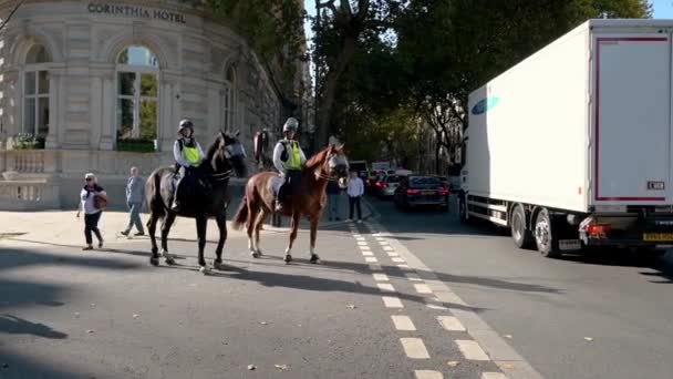 Londra Settembre 2019 Due Poliziotti Cavallo Una Marcia Protesta Estinzione — Video Stock