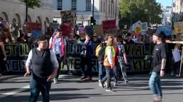 2019年9月20日 一场起义的前线在伦敦的骑警游行外举行 — 图库视频影像