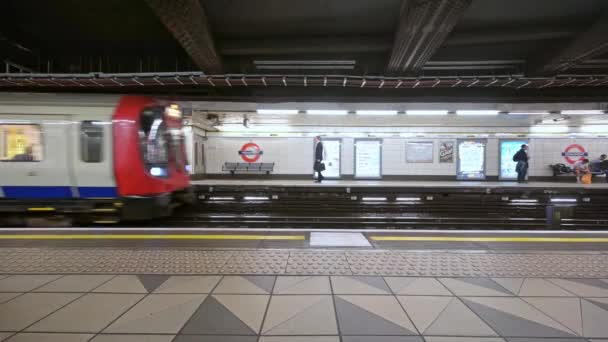 Londres Agosto 2019 Gente Que Camina Una Plataforma Estación Metro — Vídeos de Stock