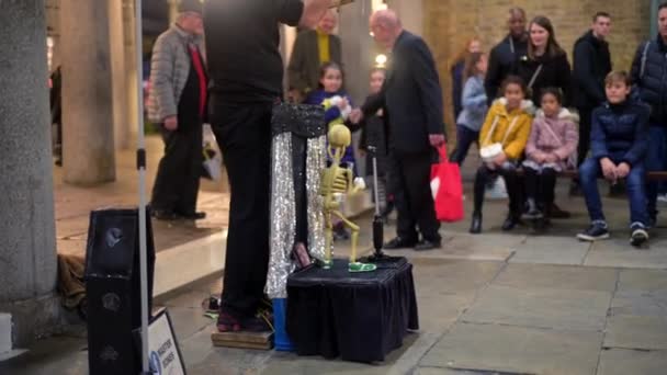 London 2019 Október Utcai Előadóművész Bábjátékos Covent Gardenben Háttérben Nézőkkel — Stock videók