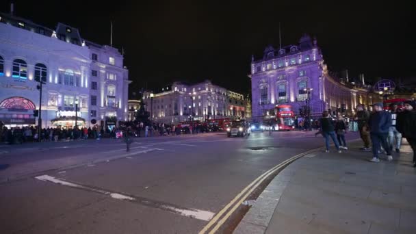 Londen Oktober 2019 Londen Dubbeldekker Bus Passeert Nachts Menigten Mensen — Stockvideo