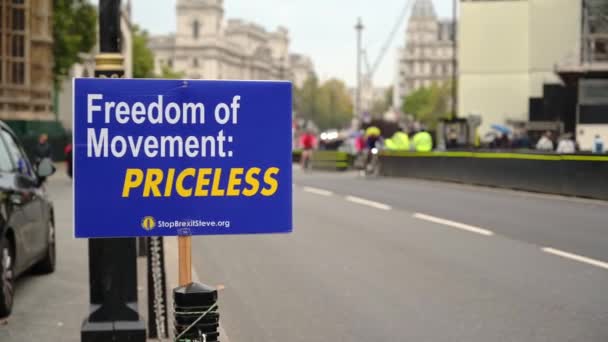 ロンドン 10月23 2019 議会の家を通過するロンドンバスと黒のタクシーでBrexit抗議サイン — ストック動画