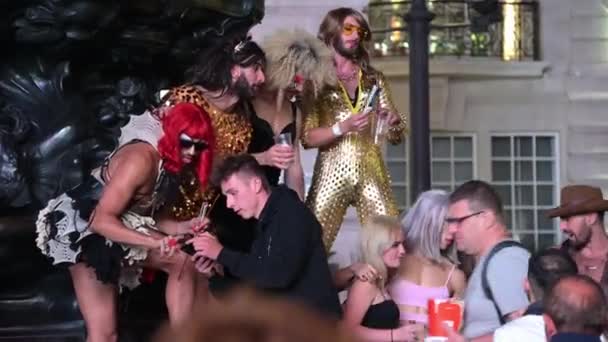 Londyn Września 2019 Transwestyci Zgromadzeni Nocy Przy Pomniku Erosa Piccadilliy — Wideo stockowe