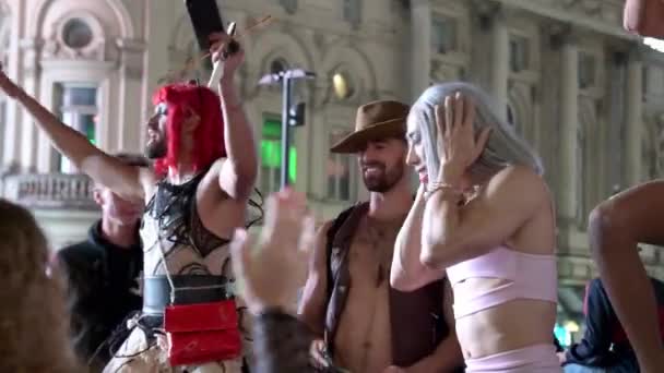 London September 2019 Grupp Transvestiter Sjunger Vid Basen Eros Staty — Stockvideo
