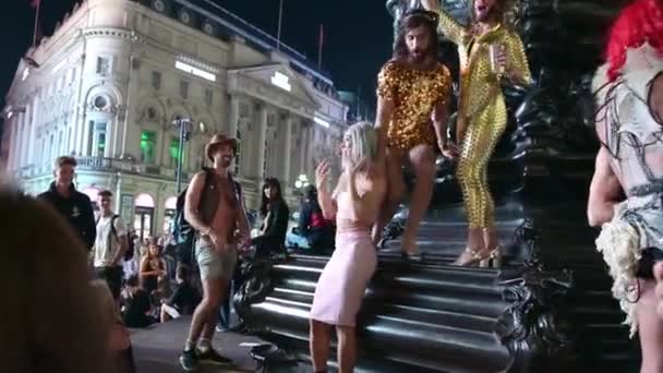 London September 2019 Berusad Transvestit Höga Klackar Ramlar Ner Medan — Stockvideo