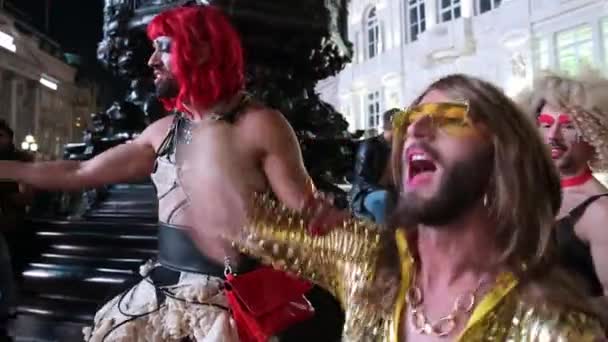London September 2019 Grupp Transvestiter Underhåller Besökarna Piccadilly Circus Nattetid — Stockvideo