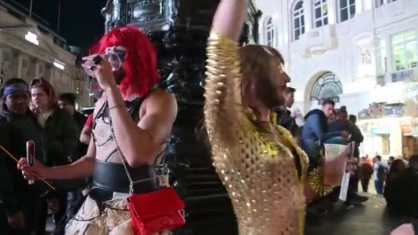 ロンドン 2019年9月14日 クロスドレッサーは夜にピカデリーサーカスで飲むとパーティーエロスの像の前で — ストック動画