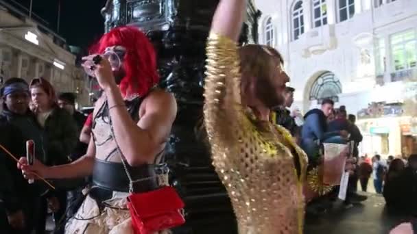 Londres Septiembre 2019 Travestis Bebiendo Festejando Piccadilly Circus Por Noche — Vídeo de stock