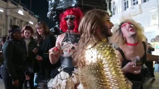 Londres Septiembre 2019 Travestis Con Fanáticos Gay Pride Rainbow Una — Vídeo de stock
