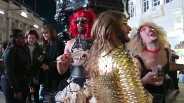 London September 2019 Cross Dressers Med Gay Pride Rainbow Fans — Stockvideo