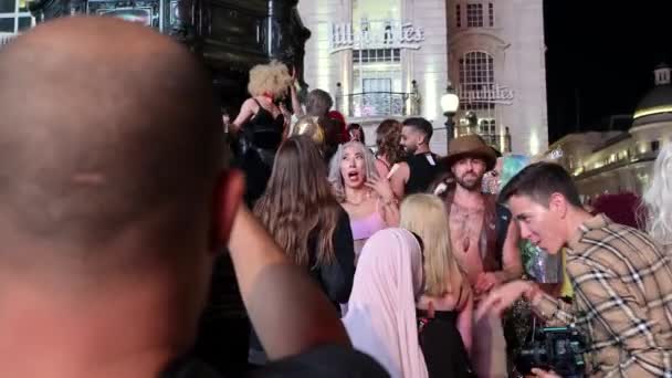 Londres Setembro 2019 Multidões Turistas Tentam Tirar Fotos Grupo Travestis — Vídeo de Stock