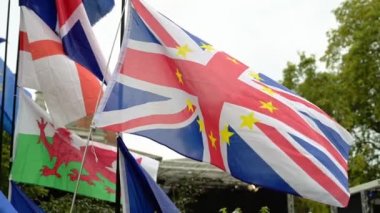 Londra 'daki Parlamento Binaları' nın dışındaki Brexit karşıtı protestolarda Eu yıldızlarıyla sendika Jack 'e yavaşça zum yap.