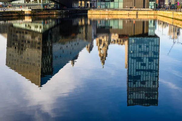 Moderne Bürogebäude und das Lebergebäude spiegeln sich an einem sonnigen Tag im tiefblauen Wasser des Konservendocks — Stockfoto