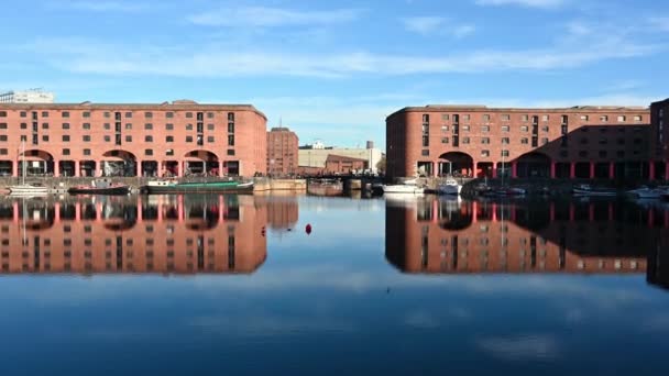 Liverpool Novembre 2019 Zoom Lento Attraverso Albert Dock Liverpool Verso — Video Stock