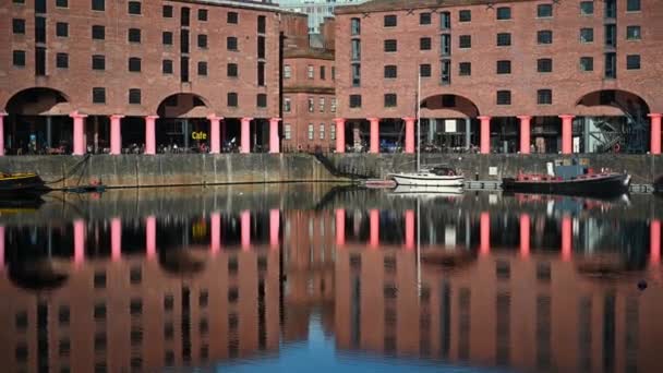 Liverpool 2019 November Zoom Out Dock Traffic Office Albert Dock — Stock videók