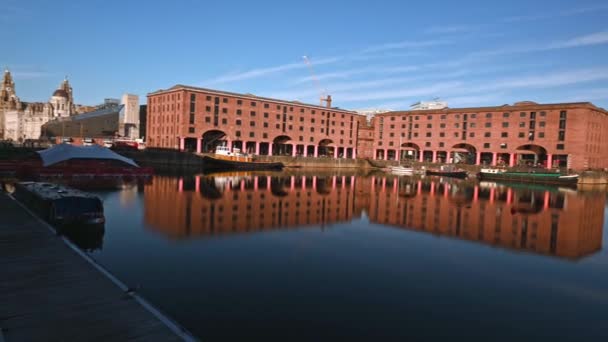 Pan Från Liver Building Tvärs Över Albert Dock Liverpool — Stockvideo