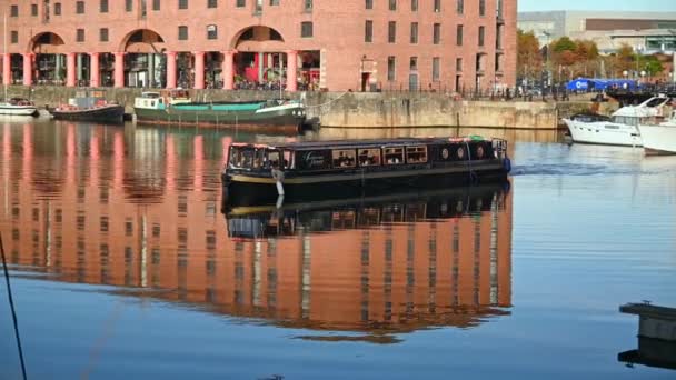 Liverpool November 2019 Restaurant Canal Boat Albert Dock Liverpool — стокове відео