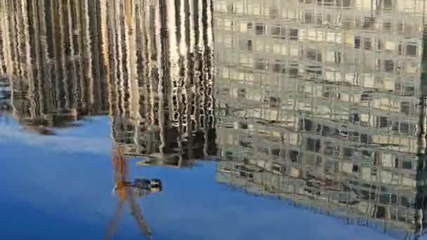 Modernos Edificios Oficinas Con Una Grúa Construcción Amarilla Reflejada Agua — Vídeo de stock