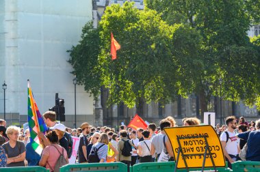İklim Değişikliği protestocuları Yok Olma İsyanı yürüyüşünün başlamasını bekliyorlar