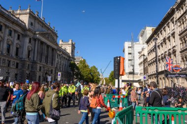 Polis memurları ve iklim değişikliği protestocuları Yok Olma İsyanı protesto yürüyüşünün başlamasını bekliyorlar