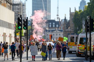 Parlamento Meydanı, Londra 'daki Soykırım İsyanı protesto yürüyüşünde kırmızı duman salındı