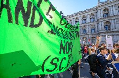 Whitehall, Londra 'da düzenlenen Soykırım İsyanı protesto yürüyüşünde İklim Değişikliği protesto pankartı