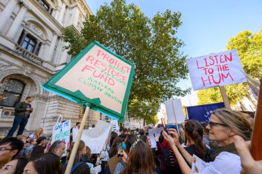 Ev yapımı İklim Değişikliği Protesto pankartları Bir Soykırım İsyanı yürüyüşünde yüksekte