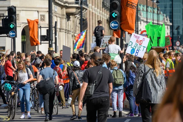 Multidões de manifestantes da Mudança Climática em uma marcha de protesto da Rebelião de Extinção em Londres — Fotografia de Stock