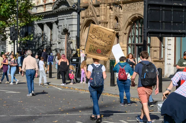 Protestante da Mudança Climática segurando um sinal de protesto caseiro em uma marcha da Rebelião de Extinção — Fotografia de Stock