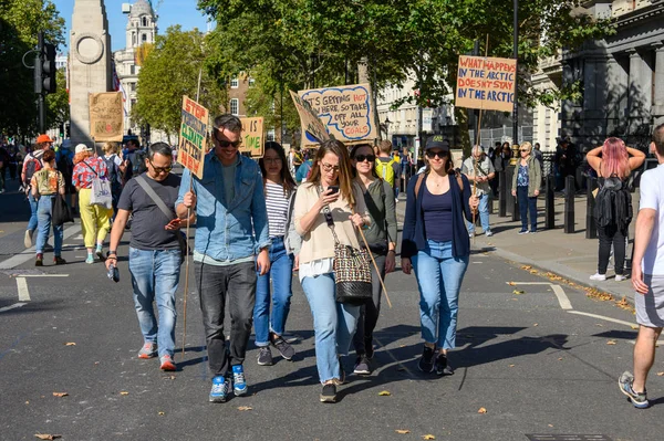 Manifestantes da Mudança Climática segurando sinais de protesto caseiros em frente ao Cenotaph, Londres, em uma marcha de Rebelião de Extinção — Fotografia de Stock