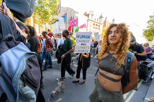 Protestante hippie feminino em uma marcha de Rebelião de Extinção — Fotografia de Stock