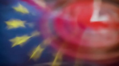 Uk Union Jack ve Avrupa Birliği bayrakları sağ tarafta yavaş çekimde su sıçraması olarak yansıtılıyor. Bozulmuş İngiliz Bayrağı 'nın kırmızı, beyaz ve mavi renkleri bozuk Eu bayrağının yıldızlarıyla birlikte GB bayrağına çarpıyor..