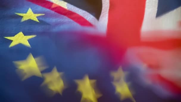 Union Jack Flagi Unii Europejskiej Odzwierciedlone Falującej Wodzie Zwolnionym Tempie — Wideo stockowe