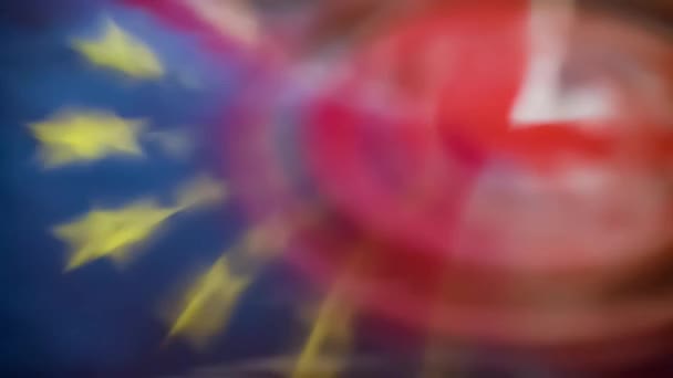 Union Jack Och Europeiska Unionens Flaggor Återspeglas Vattenstänk Slow Motion — Stockvideo