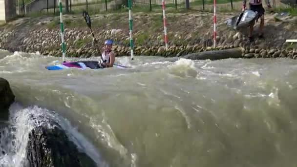 Bratislava Slovacchia Circa Agosto 2017 K1W Slalom Kayak Paddler Cadere — Video Stock