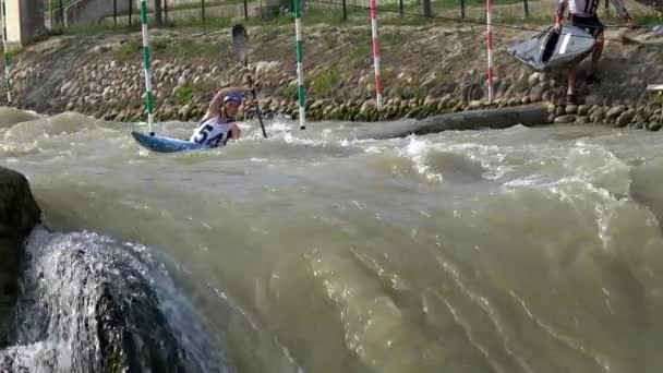 Bratislava Slowakei August 2017 Zeitlupe K1W Slalomkajak Paddler Der Über — Stockvideo