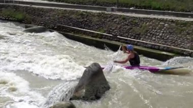 Bratislava, Slovakya - Ağustos 2017: Slow Motion: Nehrin yukarısındaki C1w Canoe Slalom Sporcusu 'nun, Niagara olarak bilinen büyük bir damlayı geçerek aşağıdaki beyaz su ve yukarıdaki bir akarsu kapısına doğru müzakereler yaparken görüntüsü