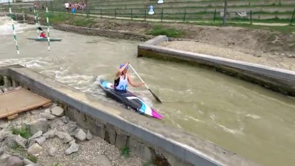 Bratysława Słowacja Około Sierpnia 2017 C1W Canoe Slalom Athlete Próbuje — Wideo stockowe