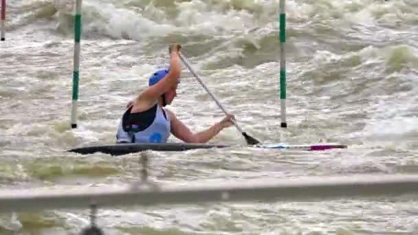 Bratislava Slovakia Circa August 2017 Ver Jusante Atleta Slalom Canoa — Vídeo de Stock